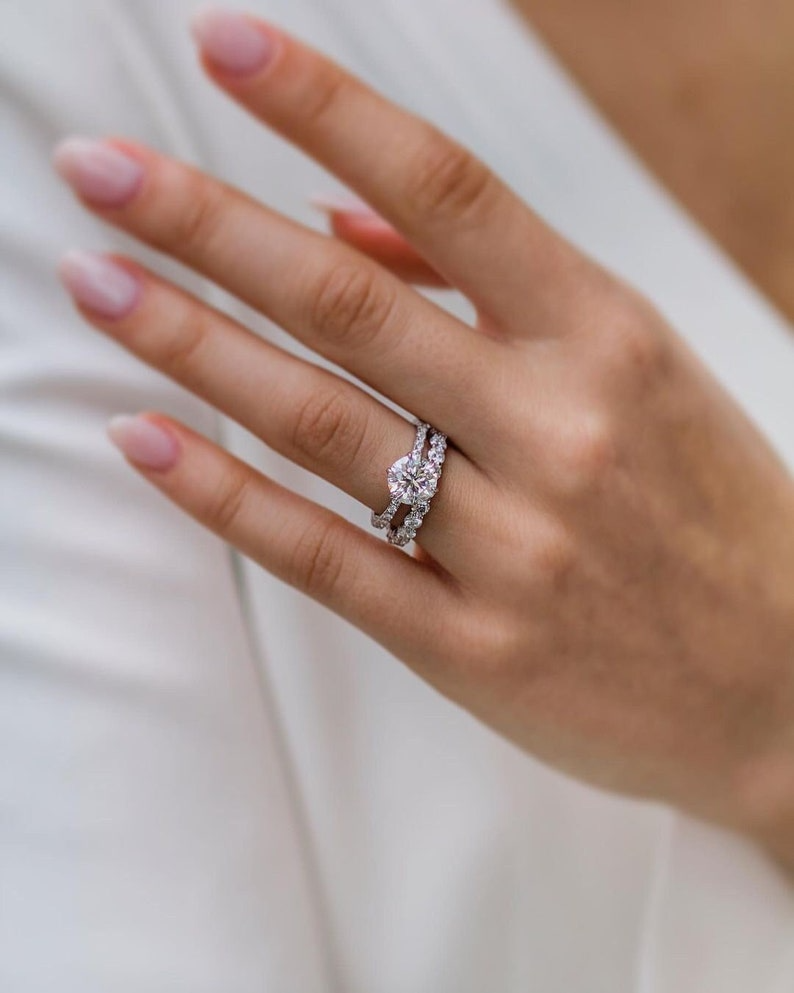 Round-Cut Diamond Engagement Ring | White Gold Wedding Band Round-cut diamond engagement ring with a white gold band and matching wedding ring set.