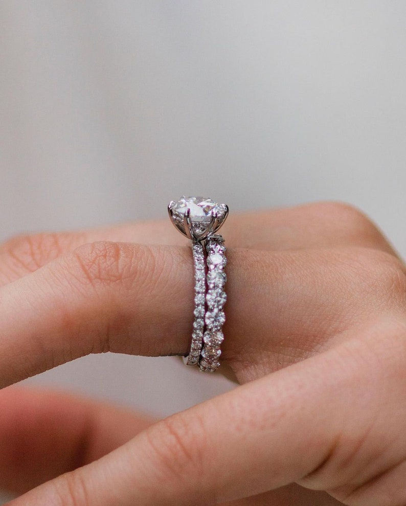 Round-Cut Diamond Engagement Ring | White Gold Wedding Band Round-cut diamond engagement ring with a white gold band and matching wedding ring set.