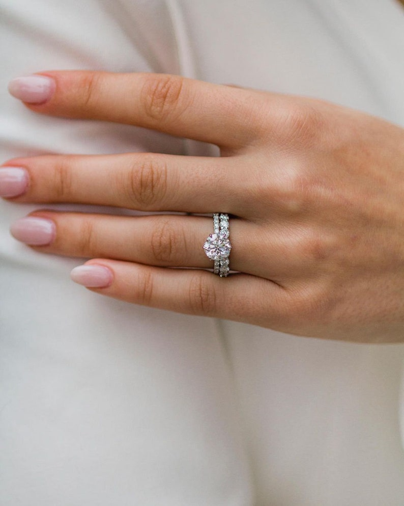 Round-Cut Diamond Engagement Ring | White Gold Wedding Band Round-cut diamond engagement ring with a white gold band and matching wedding ring set.