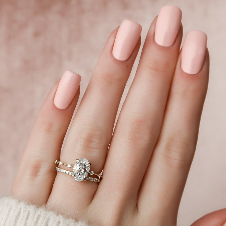 💍 Oval Diamond Bridal Ring Set | Elegant Gold Engagement Rings Elegant oval diamond bridal ring set with gold band, perfect for engagements and weddings.