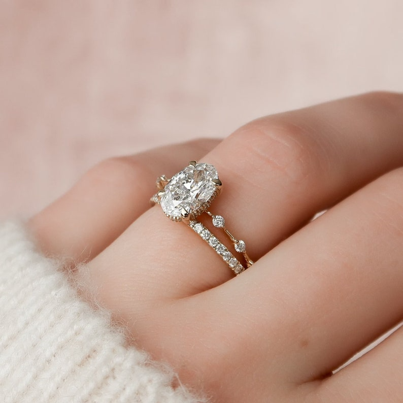 💍 Oval Diamond Bridal Ring Set | Elegant Gold Engagement Rings Elegant oval diamond bridal ring set with gold band, perfect for engagements and weddings.