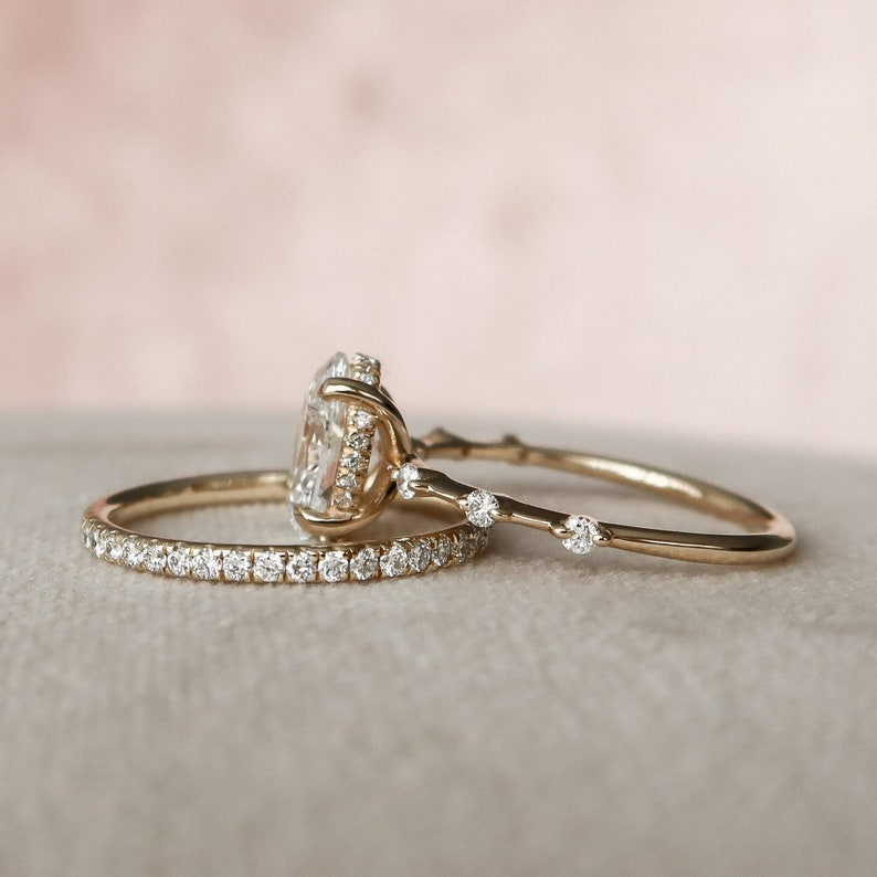 💍 Oval Diamond Bridal Ring Set | Elegant Gold Engagement Rings Elegant oval diamond bridal ring set with gold band, perfect for engagements and weddings.